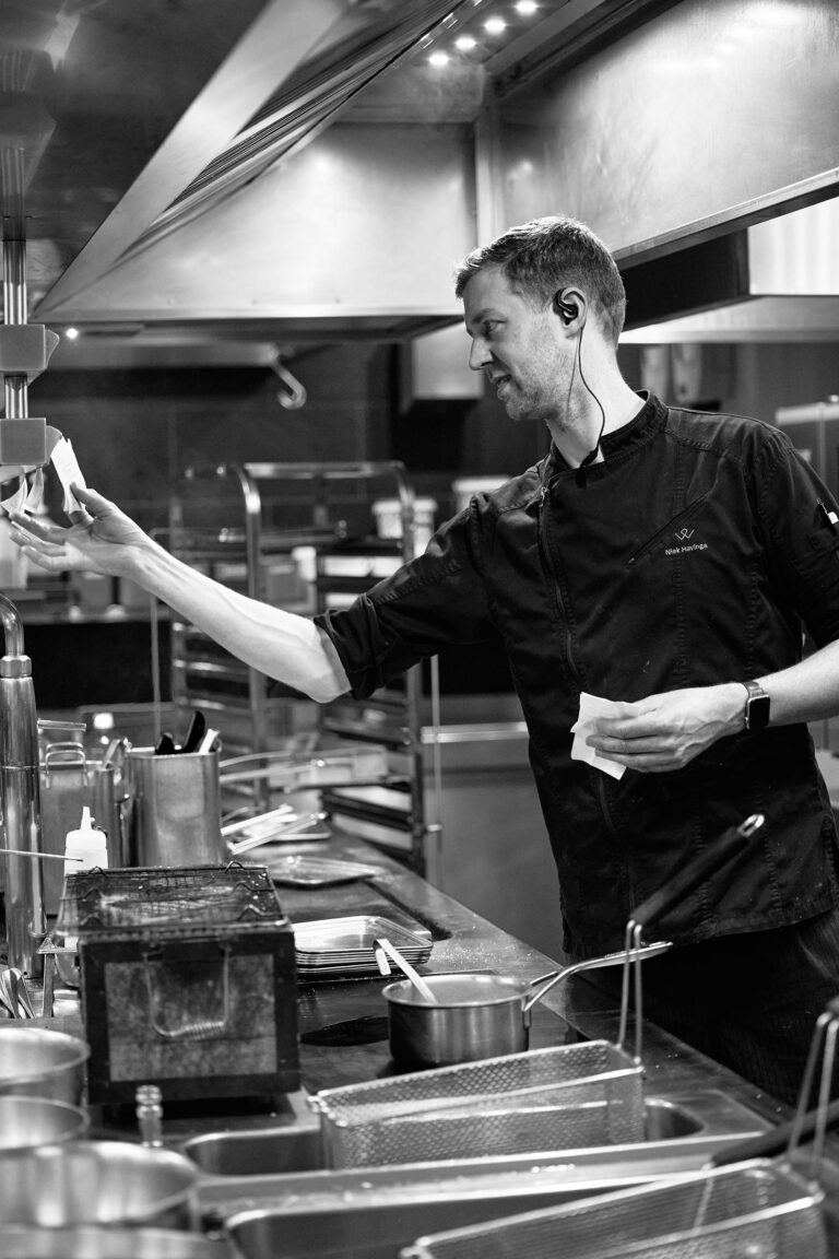 De chef aan het werk in de keuken van Park West